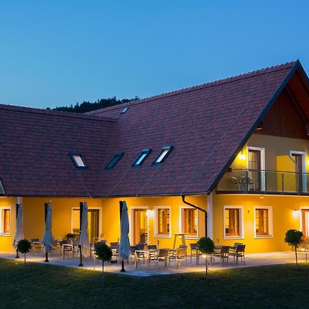 Weingut-Gaestezimmer Uhl Ratsch an der Weinstraße Buitenkant foto
