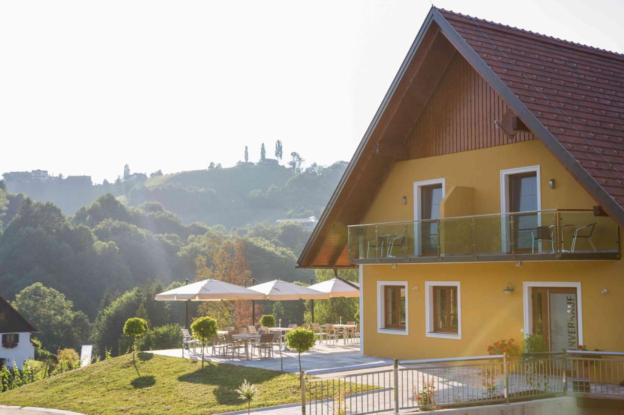Weingut-Gaestezimmer Uhl Ratsch an der Weinstraße Buitenkant foto
