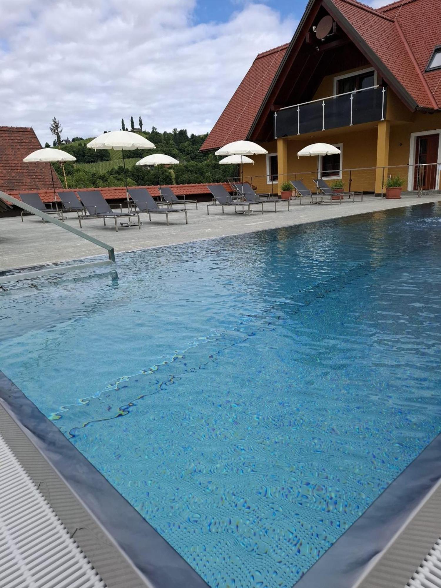 Weingut-Gaestezimmer Uhl Ratsch an der Weinstraße Buitenkant foto