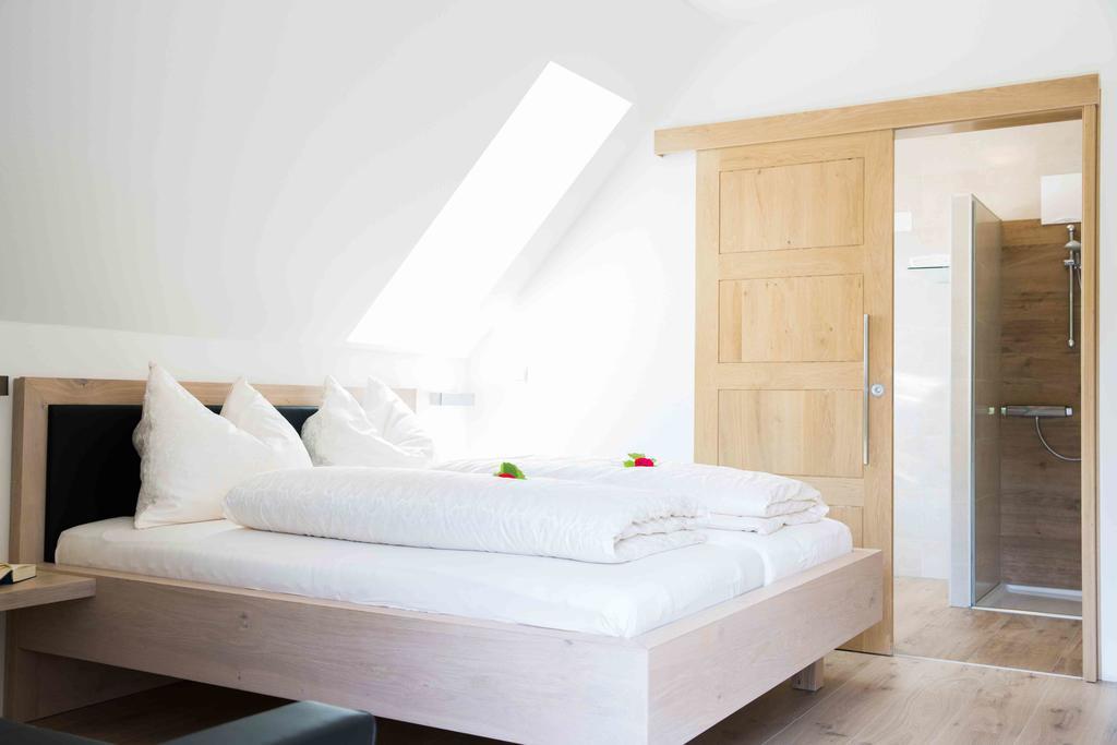 Weingut-Gaestezimmer Uhl Ratsch an der Weinstraße Buitenkant foto