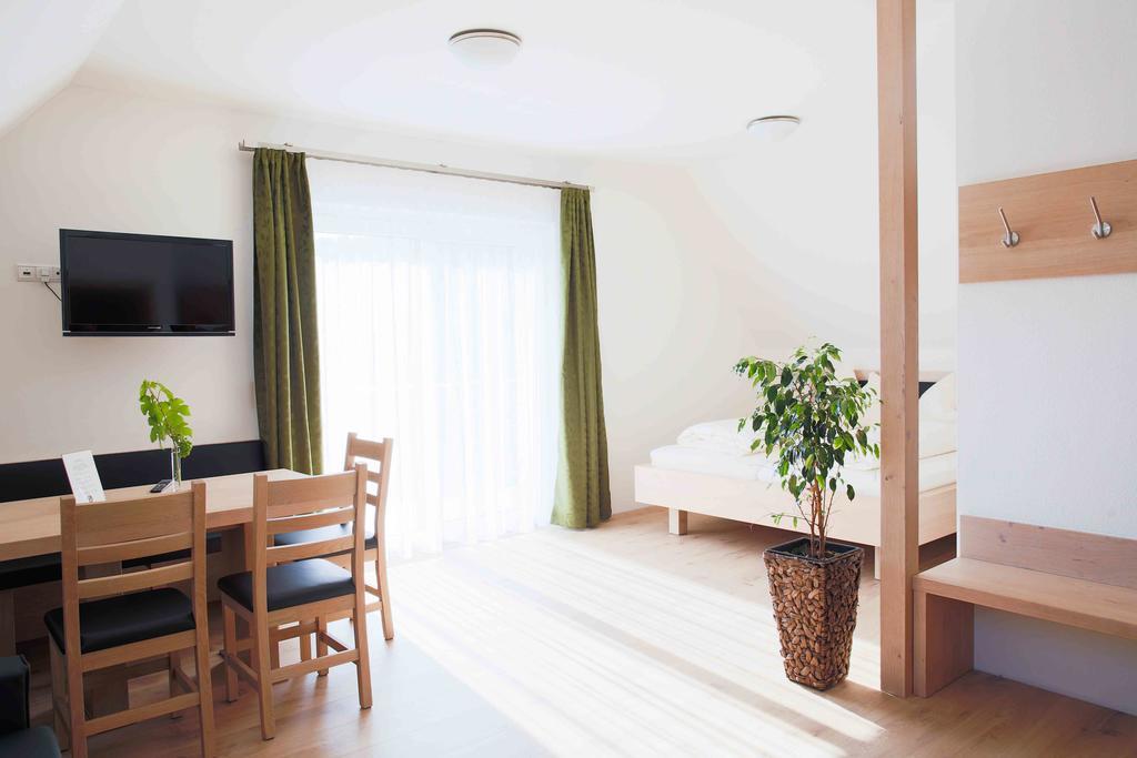 Weingut-Gaestezimmer Uhl Ratsch an der Weinstraße Buitenkant foto